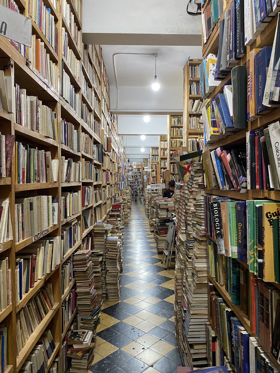 a_armentacarlos's tweet photo. Siempre es impresionante ver el tamaño de algunas librerías de usado en CDMX. https://t.co/3cLYzltLDC