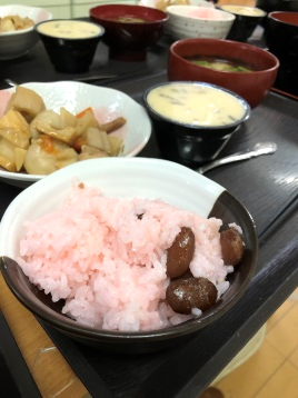 SH_tsubomi's tweet photo. 遅ればせながら、
#明けましておめでとうございます🎍
本年も宜しくお願い致します

こちらは1月2日に炊いた #お赤飯🍚🥢
美味しく召し上がっていただきました❗✨
定番は #おせち や #お雑煮 ですが、
今年は趣向を変えてみました🤭

#札幌 #シェアハウス #女性専用シェアハウス #入居者募集中 https://t.co/LY88wbH2Gy