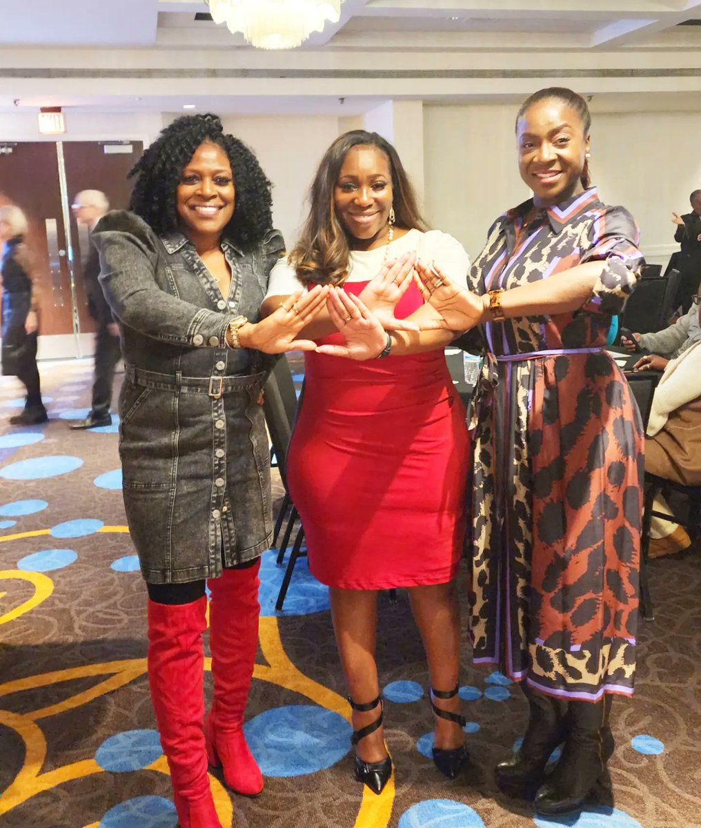 MsToya1913's tweet photo. Delta's were present and accounted for during the @IllinoisLBC #103rdGeneralAssembly Inauguration last night w/ Soror /Senate Majority leader Kimberly Lightford @LLCoolK_4
#DeltaSigmaTheta
#DecadesOfDST
#DeltasAtWork
#DST1913 https://t.co/LLN8cWxsJ7