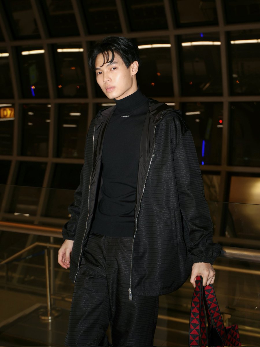 ElleMenThailand's tweet photo. ส่องแอร์พอร์ตลุคของ 'วิน-เมธวิน โอภาสเอี่ยมขจร' @winmetawin ก่อนจะบินลัดฟ้าไปร่วมชมแฟชั่นโชว์ Prada Fall/Winter 2023 คอลเล็กชั่นเมนส์แวร์ที่มิลาน, อิตาลี ในฐานะ Brand Ambassador 

#ELLEMENnews
#ELLEMENThailand
#PRADAxWINinMilan
#PradaxWin
#PradaFW23
#winmetawin https://t.co/w8W6DLZvNL