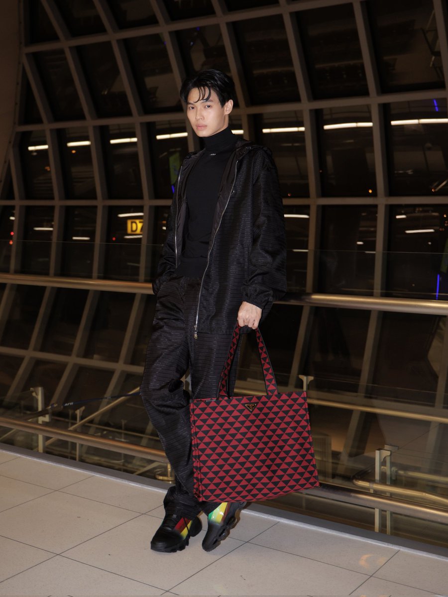 ElleMenThailand's tweet photo. ส่องแอร์พอร์ตลุคของ 'วิน-เมธวิน โอภาสเอี่ยมขจร' @winmetawin ก่อนจะบินลัดฟ้าไปร่วมชมแฟชั่นโชว์ Prada Fall/Winter 2023 คอลเล็กชั่นเมนส์แวร์ที่มิลาน, อิตาลี ในฐานะ Brand Ambassador 

#ELLEMENnews
#ELLEMENThailand
#PRADAxWINinMilan
#PradaxWin
#PradaFW23
#winmetawin https://t.co/w8W6DLZvNL