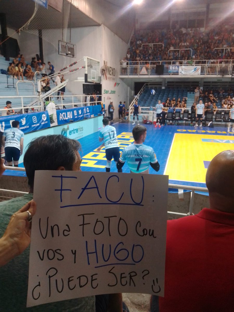 #VoleyEnTyCSports <a href="/hugoconte7/">Hugo Conte</a> <a href="/JoseMontesano/">JoseMontesano</a> por si no llega a ver desde enfrente , en Concepción ya tuvimos la foto pero aquella vez sin Facu , será hoy ??? 🤞