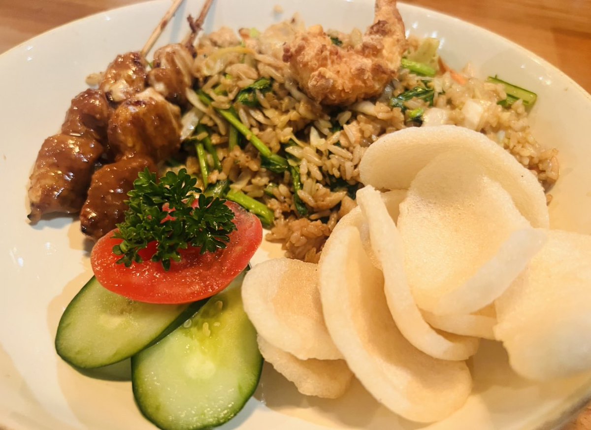 ナシゴレン😋 海老フライと牛肉串焼き、 揚げクラッカー インドネシア料理🇮🇩 今日も元気な一日に😇 心も身体も健康で楽しい毎日を！ フォロワーさん募集中！😇🎉 🥘 🌎 ♨️