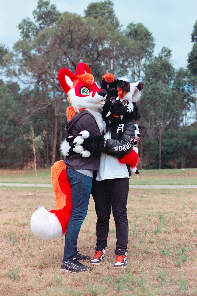 Hugging a tall fox for #fursuitfriday

🦊 <a href="/coltofox/">Colto Fox</a>
📸 @KivuliT

#furry #furryfandom #filmphoto #fursuit #fox #fursuiter #LupeSuits