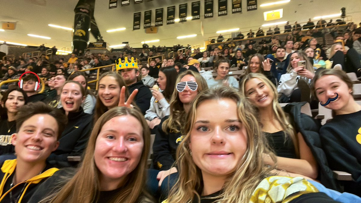 clostorm2424's tweet photo. having so much fun at this game! womens xc loves our hawks💛🖤 #fightforiowa #gohawks #beatmichigan https://t.co/6Way4T7DGk