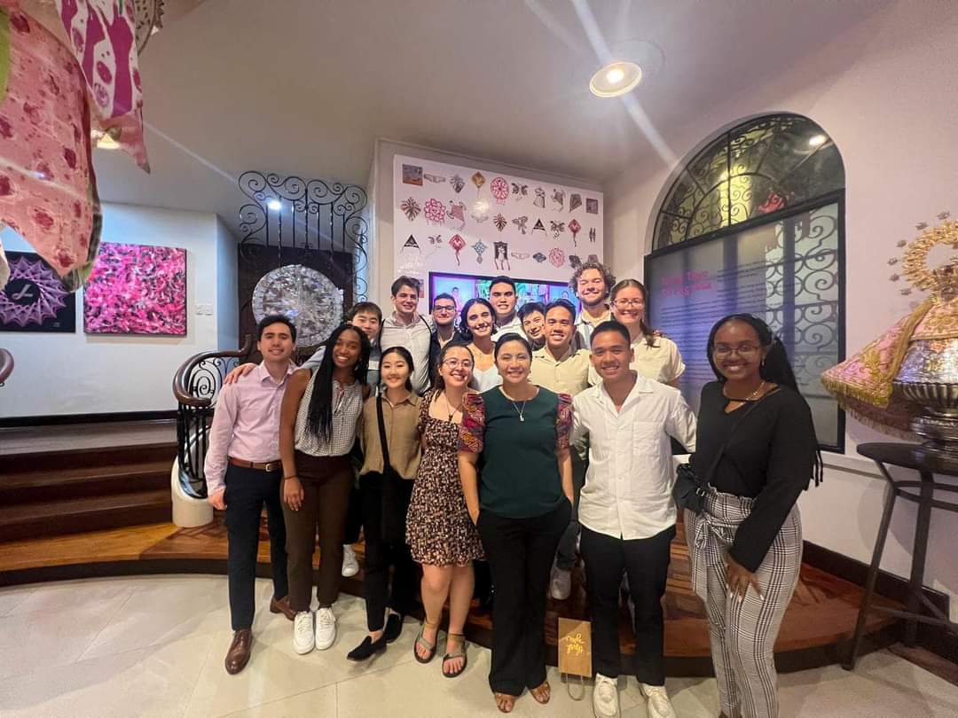 arcelo_ian's tweet photo. PAK, PALONG FOLLOW ANG MGA TAGA-HARVARD: Bumisita ang mga fellow ng Harvard Philippine Forum sa Tanggapan ng Angat Buhay sa Santa Mesa Heights para makipagkita kay Dating Bise Presidente Leni Robredo noong Enero 10 at nagustuhan nila ang mga features ng Museo ng Pag-asa.🌷🌺🇵🇭 https://t.co/PDsBNOs4TZ