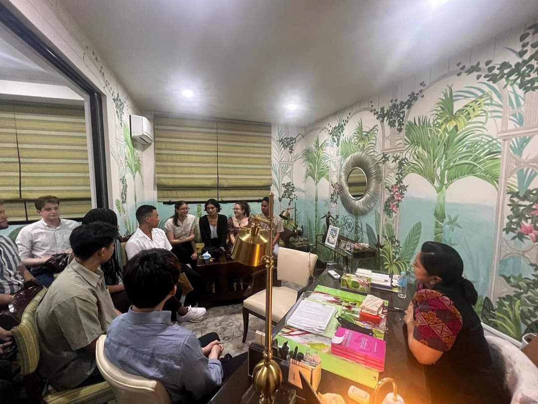 arcelo_ian's tweet photo. PAK, PALONG FOLLOW ANG MGA TAGA-HARVARD: Bumisita ang mga fellow ng Harvard Philippine Forum sa Tanggapan ng Angat Buhay sa Santa Mesa Heights para makipagkita kay Dating Bise Presidente Leni Robredo noong Enero 10 at nagustuhan nila ang mga features ng Museo ng Pag-asa.🌷🌺🇵🇭 https://t.co/PDsBNOs4TZ