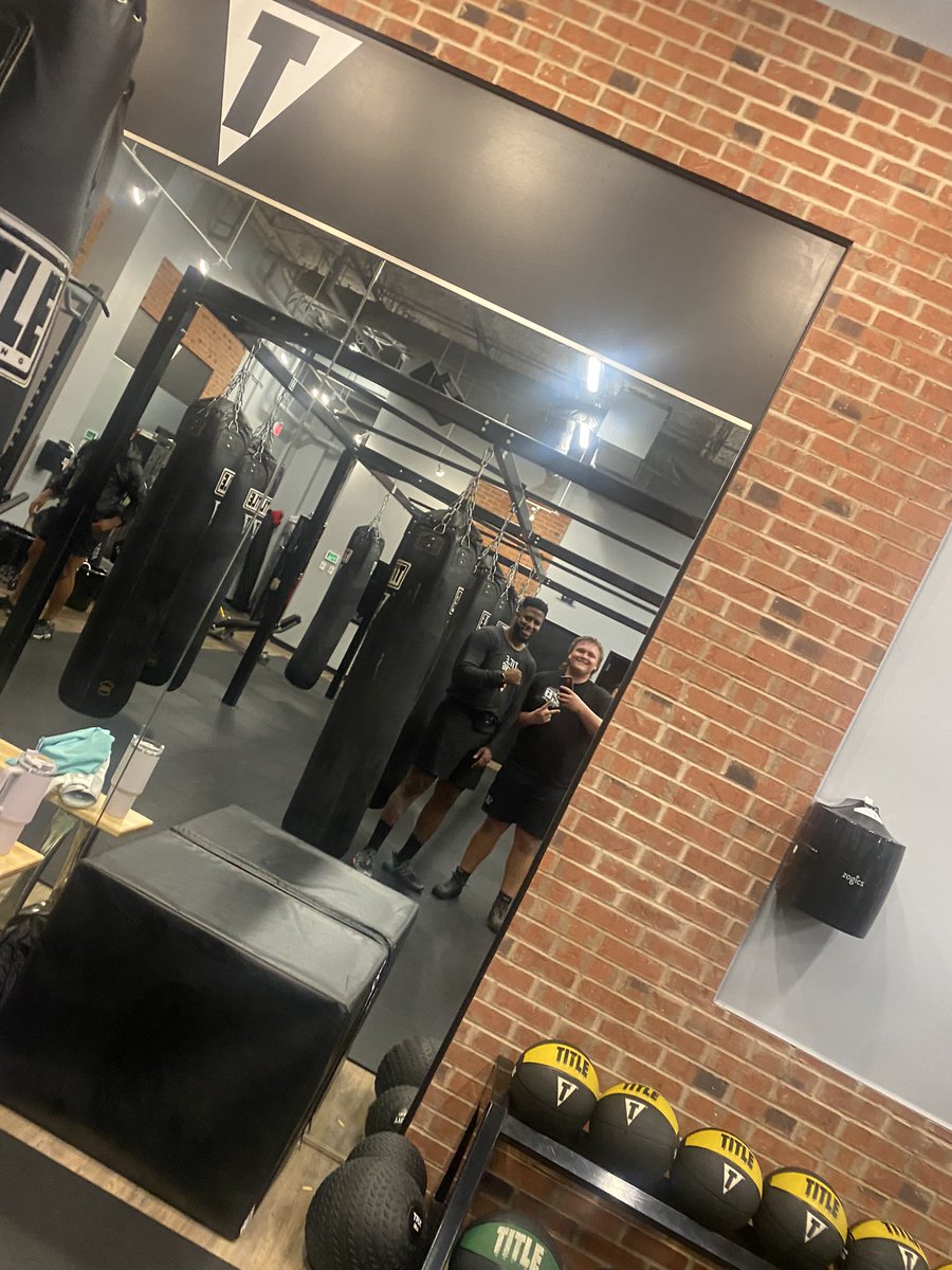 CaleBuhler1's tweet image. Great workout with @GTforJC at @TITLEBoxingClub in Baton Rouge. Faster hands and feet, working to be the best!🥊🥊