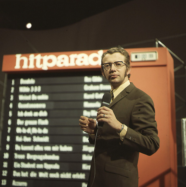 joleffers's tweet photo. Schlageralarm: Die "Zett-Dee-Eff Hit-pa-ra-de" lief erstmals heute vor 54 Jahren, moderiert von Dieter Thomas Heck  https://t.co/XHEdR65IyF (aus dem @SPIEGEL_Gesch-Archiv) https://t.co/02XfU1uAZ9