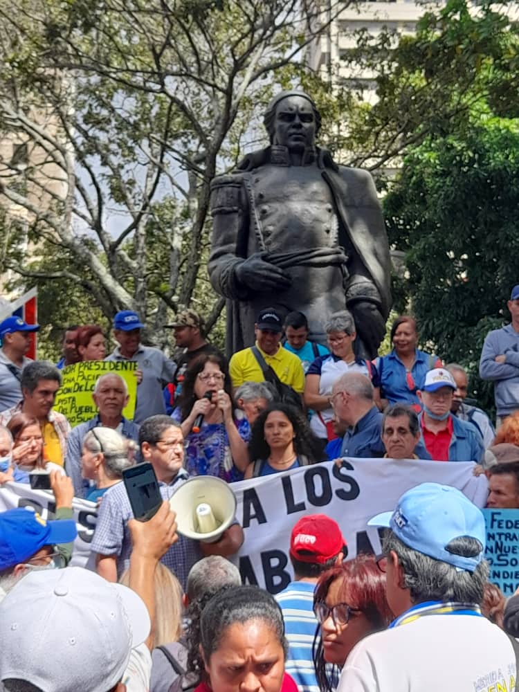 FAPUV's tweet photo. De Puerta Tamanaco de la UCV a la Plaza Morelos de Caracas, se movilizaron los ucevistas hoy por #SalarioDignoYA y #RespetoALosDerechosLaborales 
¡FAPUV presente! https://t.co/HRasjrHm7o