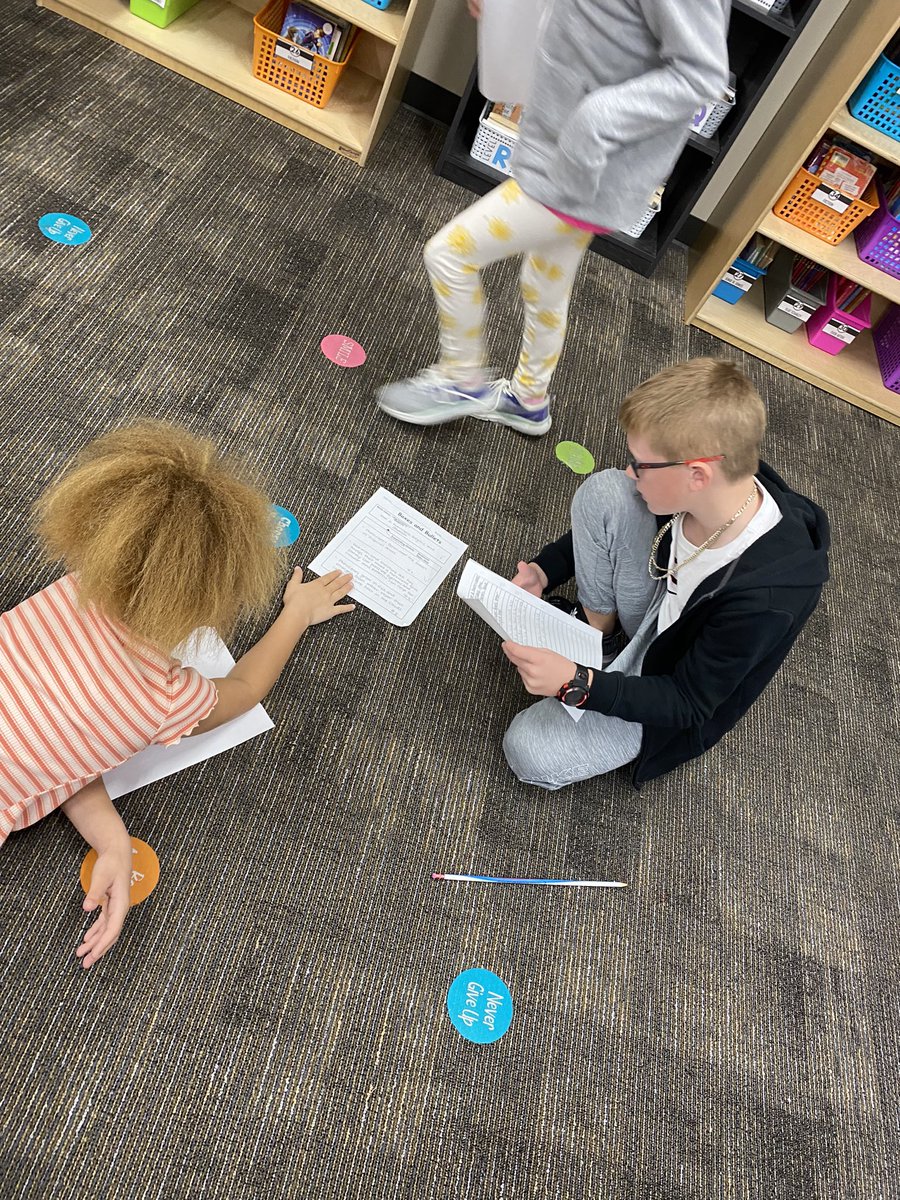 MSarahSutton's tweet photo. Responding to reading in our writing!! #essays #paragraphs #boxesandbullets ๐ป๐โ๏ธ๐ https://t.co/eoV2d5G8RS