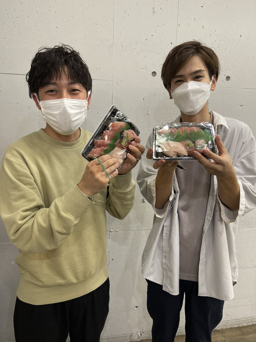 YusukeCiel's tweet photo. 那覇店にも山下社長@yahman6630 からのお寿司のプレゼント♪
今年も頑張りましょう！！

那覇店スタッフ募集中です！ https://t.co/w8jbe7vPXk