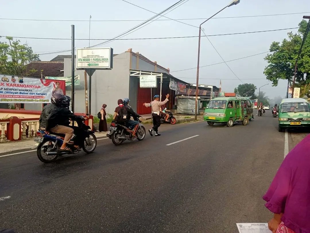 Res_Purbalingga's tweet photo. Repost
Anggota Polsek Karanganyar memulai aktifitas dengan AG pagi dengan tujuan pengaturan lalu lintas dan penyeberangan karena sangat membantu dalam memberikan keselamatan.

#polrespurbalingga
#humaspolrespurbalingga
#polisi_indonesia
#polisirepublikindonesia
#polisiindonesia https://t.co/0bLjNKjD1N