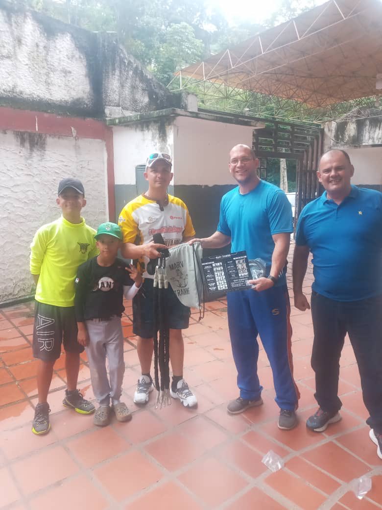 Buenad noches..
La Academia Medardo Fernández le da las gracias al señor Luis Hernández representante de la misma por la donación de ligas elásticas para la formación y  desarrollo físico de nuestros chamos.....