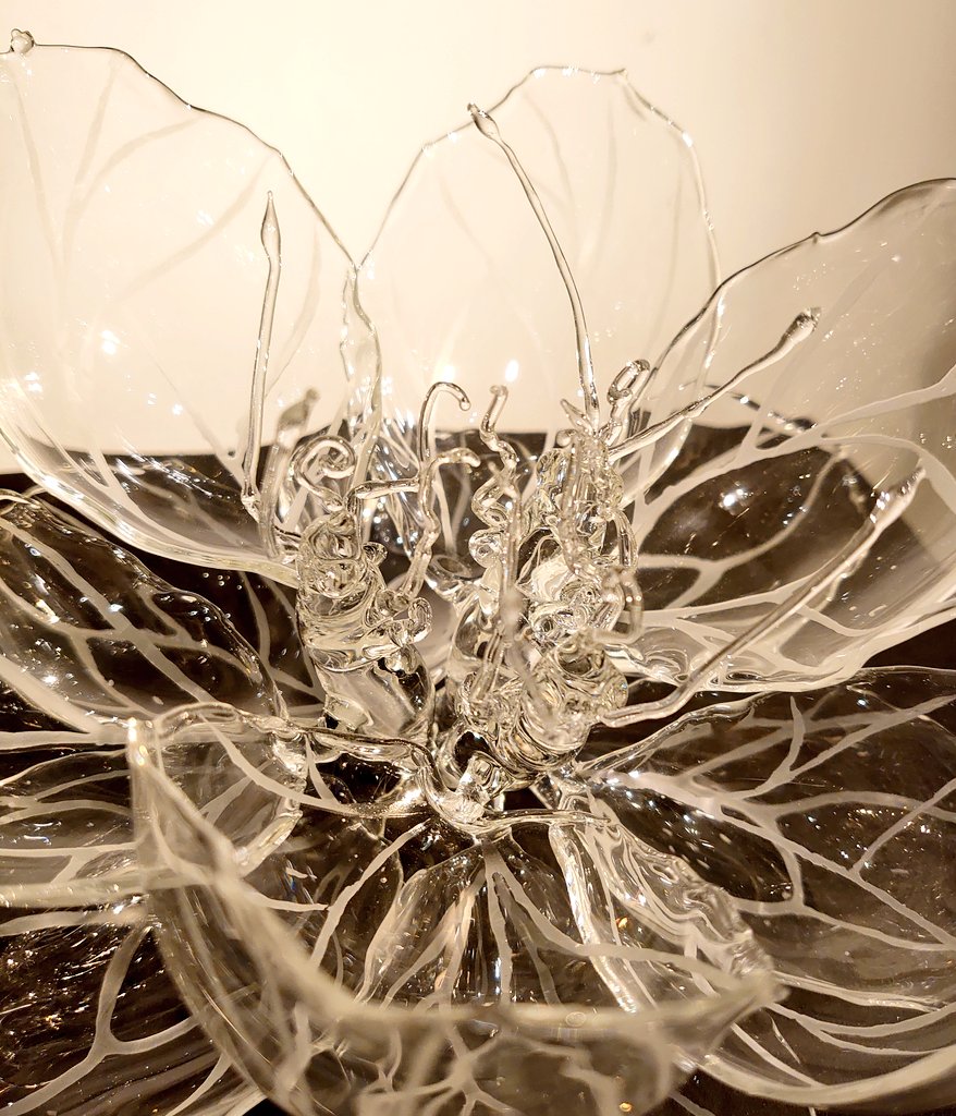 ＃バーナーワーク　＃学外展　＃工芸学科
「羽花（うか）」
　蕾からやがて咲き誇る花。
　蛹からやがて蝶となり飛び立つ。
　どこか似通った2つを合成しました。
　
　それは、遠くから見れば大輪の花に、近くで見る程虫特有のグロテスクさを楽しんでもらえます。
　
　羽化：蛹から成虫すること