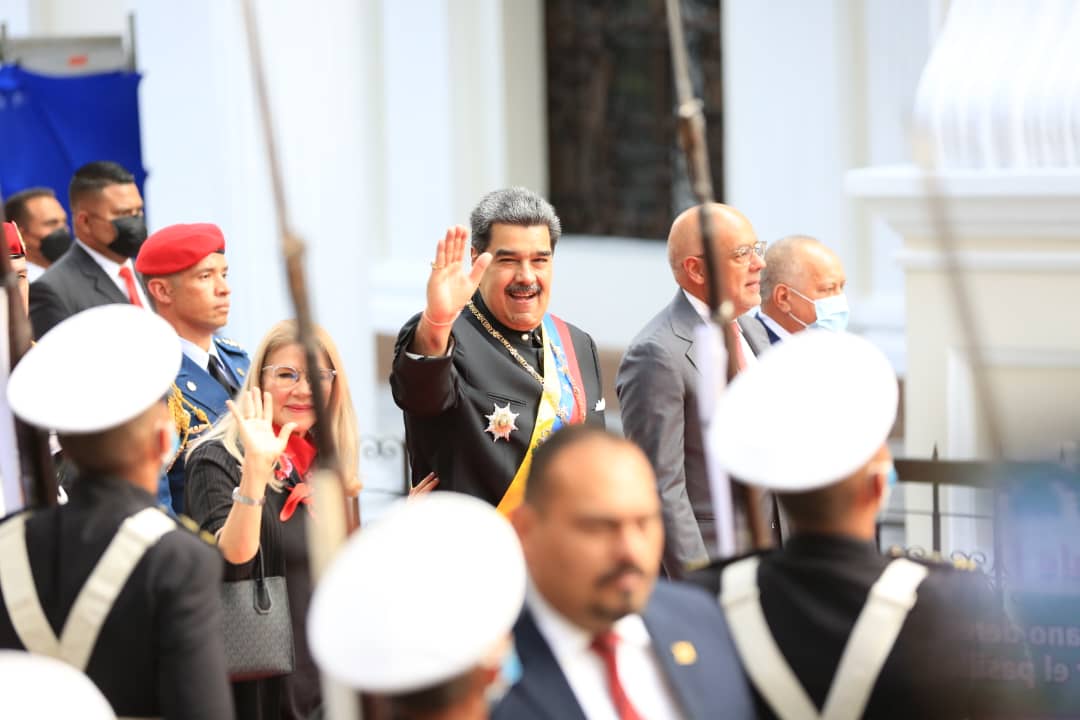 jemartinezm_'s tweet photo. Presidente Constitucional de Venezuela Nicolás Maduro,  presenta desde la Asamblea Nacional, su mensaje anual a la nación. 

Seguiremos trabajando por el camino victorioso de la consolidación económica, social y política de Venezuela.

#ConMaduroSePuede https://t.co/UhmfPHofjC