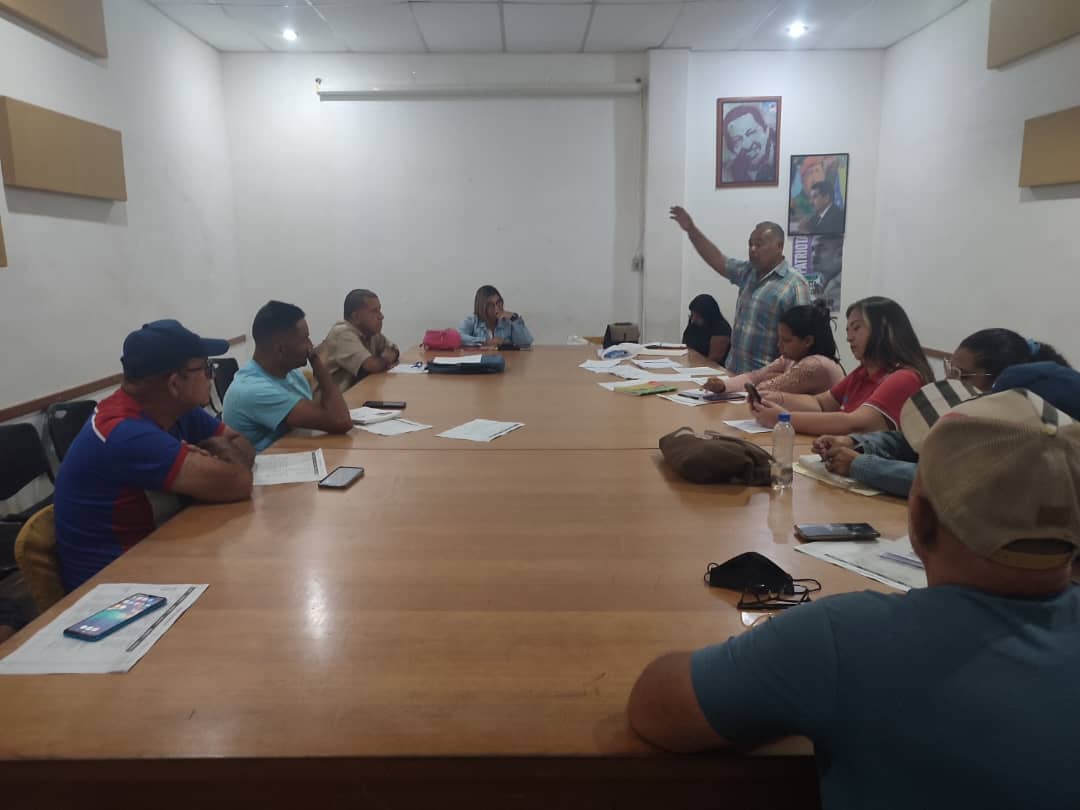 OmarJLeon1's tweet photo. Excelente reunión con los Directores del Gobierno Municipal, revisando la agenda de acción para el año 2023, del alcalde Victor Julio González.

#ConMaduroSePuede @HectoRodriguez @NicolasMaduro @VictorJ_PSUV https://t.co/KACmxXuOIR