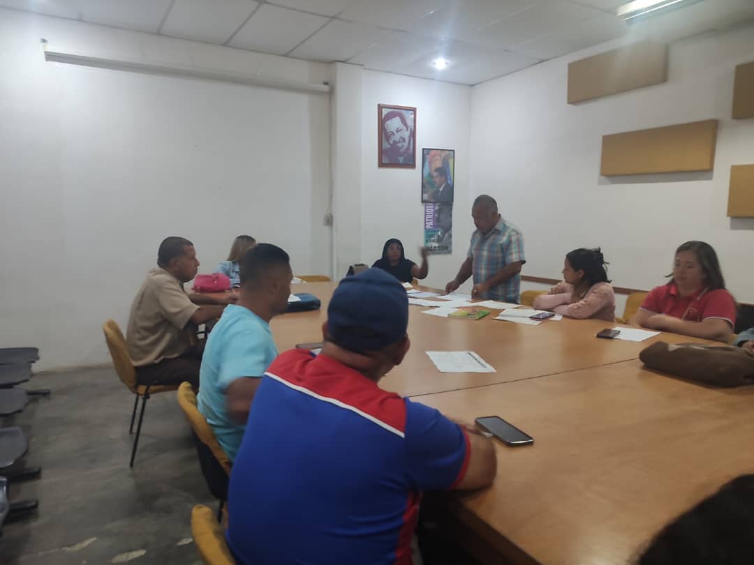 OmarJLeon1's tweet photo. Excelente reunión con los Directores del Gobierno Municipal, revisando la agenda de acción para el año 2023, del alcalde Victor Julio González.

#ConMaduroSePuede @HectoRodriguez @NicolasMaduro @VictorJ_PSUV https://t.co/KACmxXuOIR