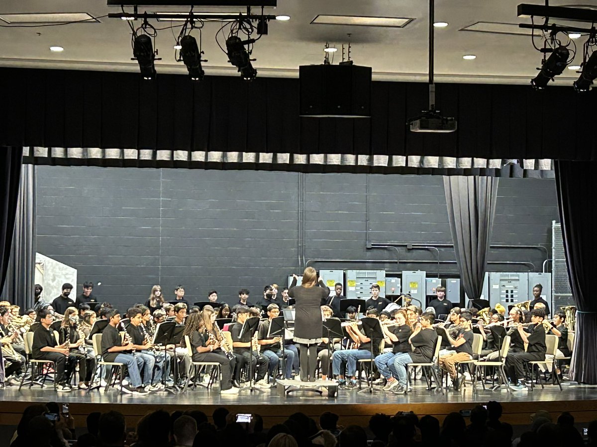 OnwardEdtech's tweet photo. What a great concert!!  Great job 7th grade band. It is evident how hard you have worked. Great sound, great tempo!!  #ROARasOne. @LCPS_Mercer https://t.co/3AqNp3FqBK