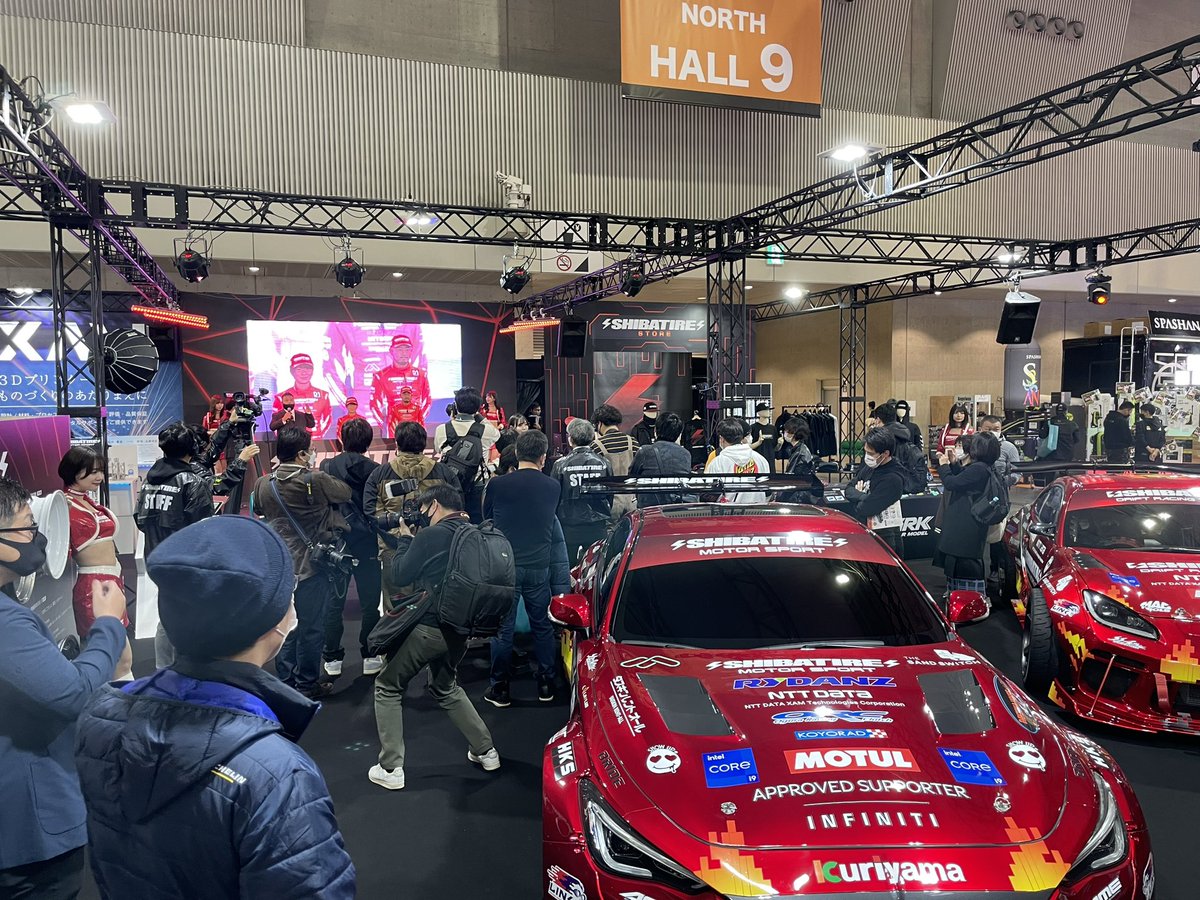 Tsuka1427's tweet photo. はじまりました東京オートサロン2023!
シバタイヤブースではプロドライバーによるデモランや、DriftLiveを使っての新生エビス西バンクコースでの単走&追走バトルとかやります!
#AssetoCorsa #DriftLive #TAS2023 https://t.co/MdSDfyVRoh