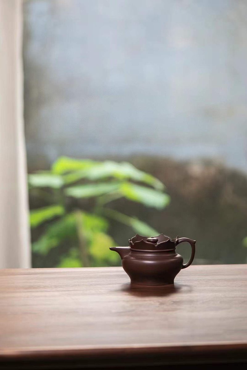 Eazycul_teapot's tweet photo. 以清静心看世界,以欢喜心过生活。最近有在努力尝试与不良情绪和解,翻读汪曾祺《受戒》,挺过去,又是一片和风朗月。#茶壶 #茶 #handmadeceramic #clayteapot #紫砂壶 #handmadeteapot #pottery #teagram #gongfutea #teasession #teaware #teahead #tealife #teaceremony#purpleclay #tealover #紫砂 https://t.co/7t1W72qXqa