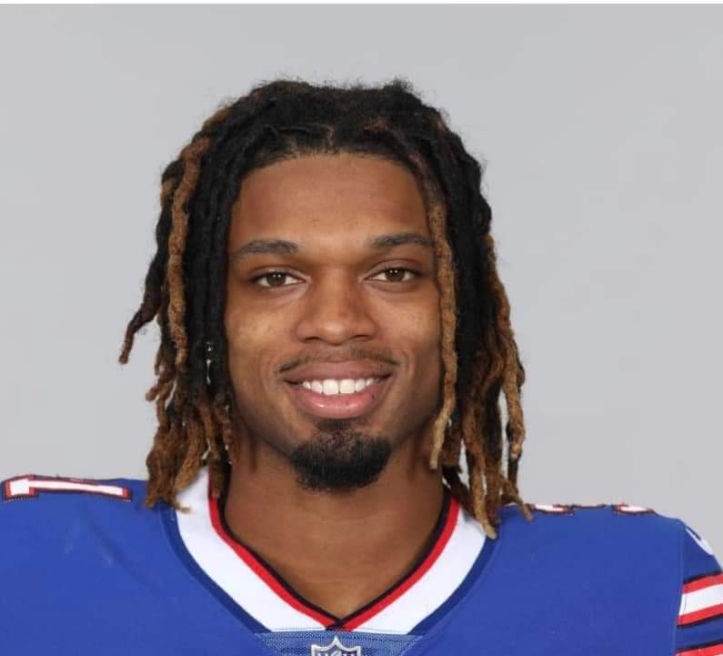 RobertVincent3's tweet image. Damar Hamlin took an impact to the chest.

Lisa Marie Presley has a family history of heart problems.

Grant Wahl had an aortic aneurysm.

Please get the facts first and don't spread unhelpful rumors to fuel a false sense of intellectual superiority.

In short, stop the bullshit.