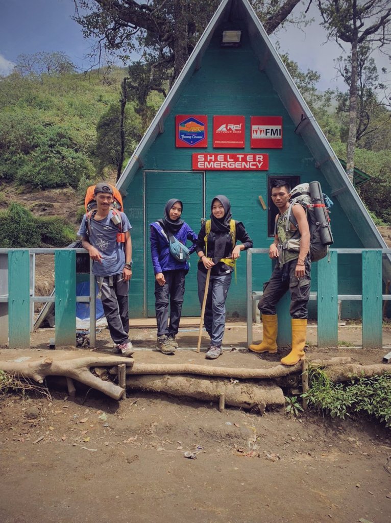 Boojes5's tweet photo. Teman dan pencerita, panggung dan pertunjukan , cairan dan pendosa , rayakan dengan asap, di hela nafas, jalan dan pencarian jawaban, ingatan dan penyesalan, tangisi akhir pekan mu.. https://t.co/73MG0tKiB6