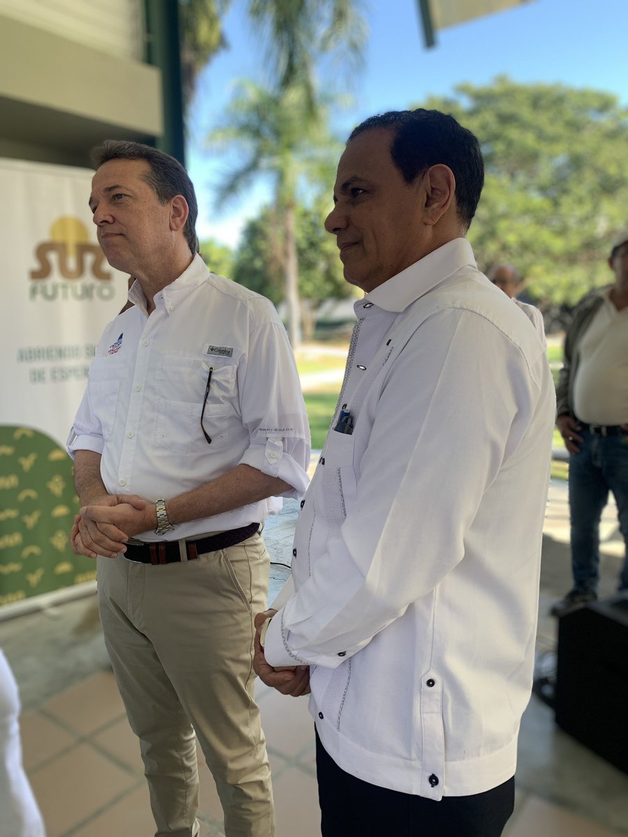 drmoralespaulin's tweet photo. Junto al Ministro @itobisono estuvimos participando en la ceremonia de cierre del programa @SurFuturo. El cual apoyamos con capacitaciones desarrollada en coordinación con el @micmrd, para beneficio de las industrias, mipymes y emprendedores de la Región Sur. #MICM #MipymesRd https://t.co/hvwpULTZph