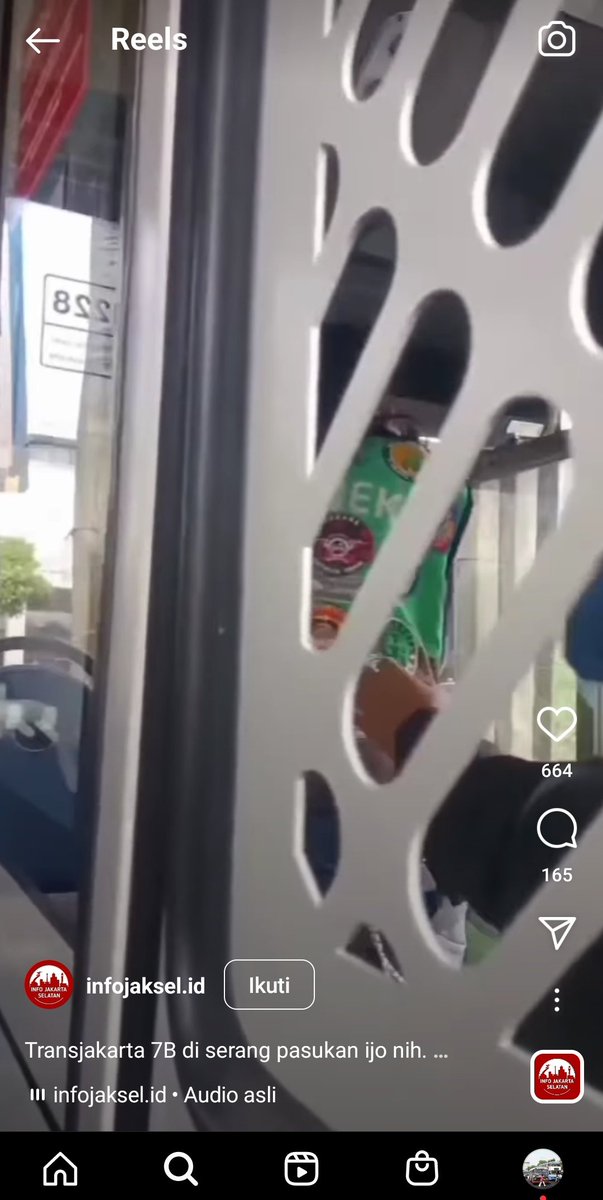 BisKota_'s tweet image. Ternyata mitranya @gojekindonesia yang menyerang crew @PT_Transjakarta sampe masuk kedalam bis 7B

Bener kata jonan