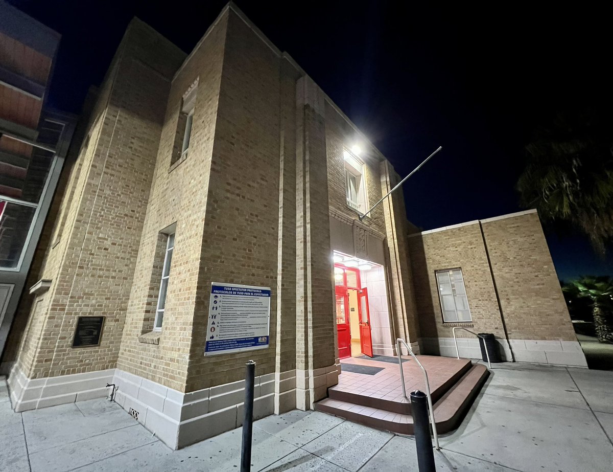 AndyMorales8's tweet photo. The Navy took Bear Down Gym over during WWII so @ArizonaMBB played in this gym instead. #TucsonHigh https://t.co/0Frd2zfe6W