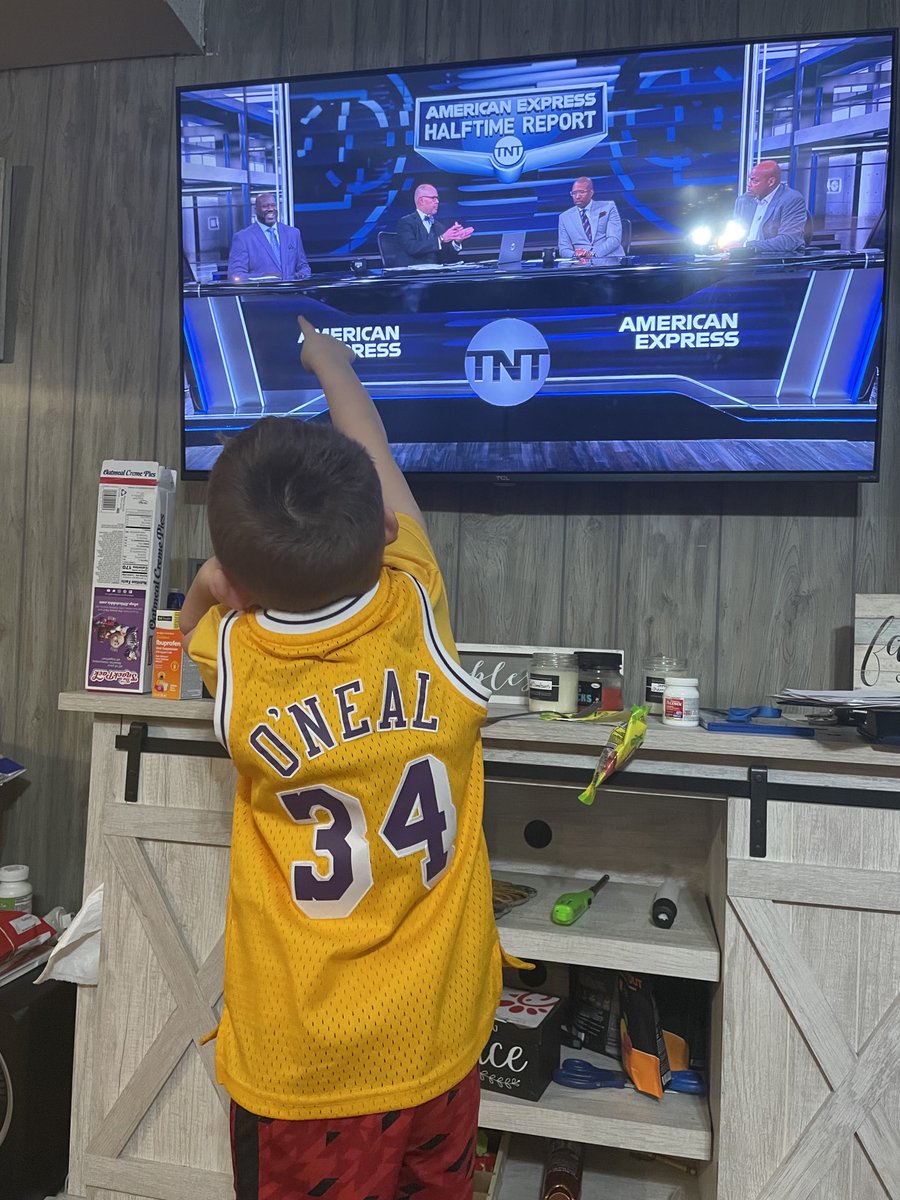 The_Chad15's tweet photo. ⁦@NBAonTNT⁩    My son emmet loves shaq.   He said Dad look it’s shaq!!!! https://t.co/M7XxSa0Hh9