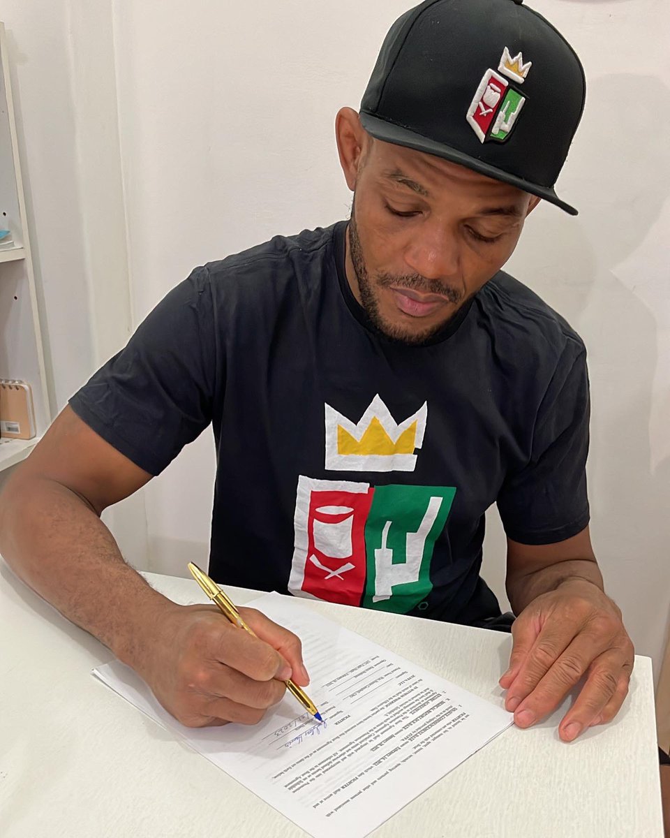 I am proud to announce that i just signed the contract for my next fight, more details later.
I am looking forward for all the supports. #ufc #ufcbrasil