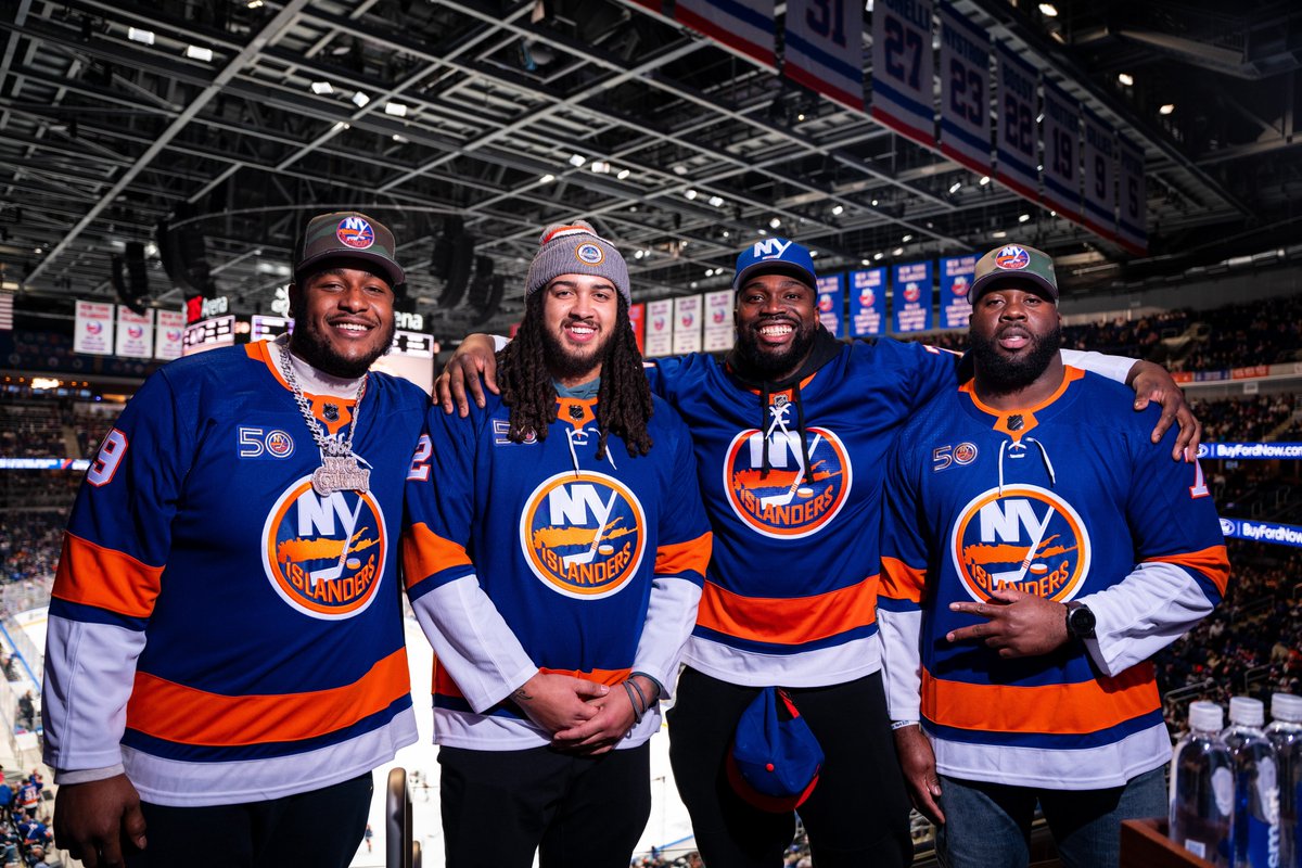 G-Men spotting! 👀

Members of the <a href="/Giants/">New York Giants</a> offensive line are cheering on the #Isles tonight before their showdown with the Vikings on Sunday.