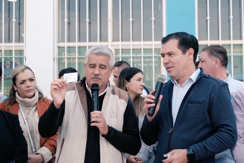 JonadabMartinez's tweet photo. El día de hoy, @MonrazDiego, titular de la Secretaría de @TransporteJal inauguró el módulo de expedición de licencias de conducir en #SanJuanDeLosLagos, con esta acción los servicios se acercan más al interior del Estado. 

Les comparto más información en el siguiente tweet ⬇️ https://t.co/4yhA1Ga06P