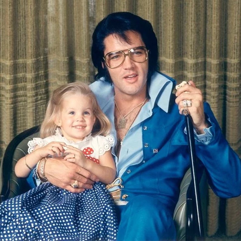 choquei's tweet photo. 🚨AGORA: Morre aos 54 anos, Lisa Marie Presley, cantora e filha única de Elvis Presley. https://t.co/VBvcLGrV0V
