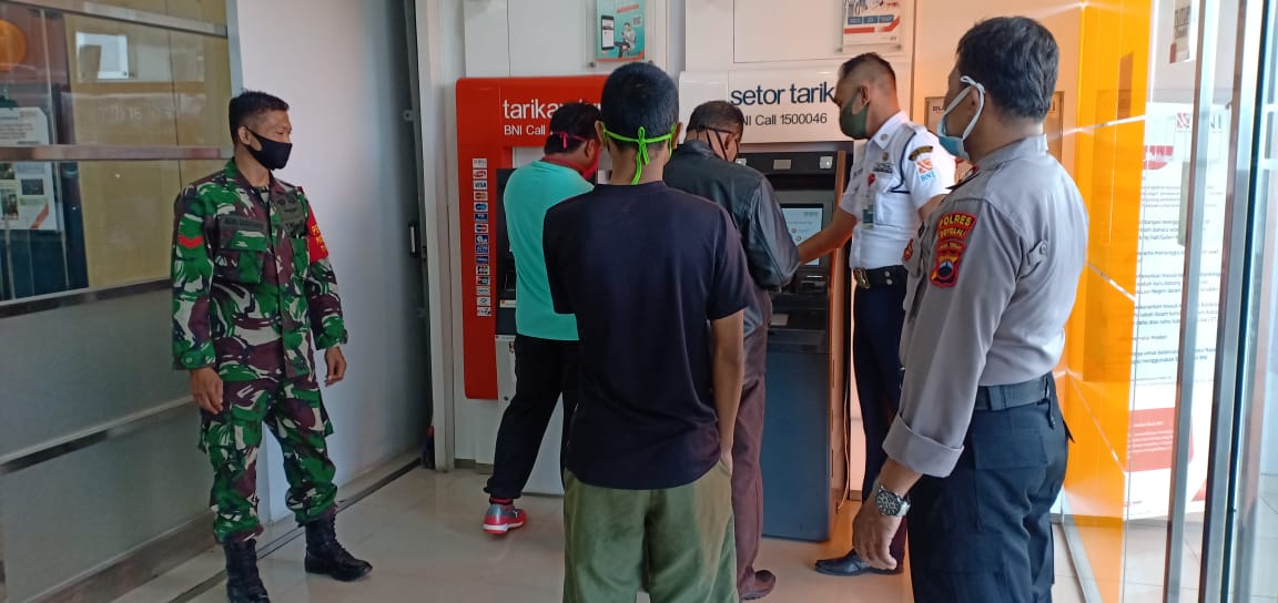 11Ngemplak's tweet photo. Anggota Koramil 11 / Ngemplak Dpp Sertu Agus Rudi melaksankan patroli untuk terciptanya keamanan dan kondusifitas wilayah https://t.co/JqqQEB4vrr