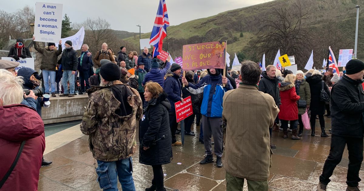 come2glasgow's tweet photo. Hundreds of Scots demand Nicola Sturgeon resign in protest outside Holyrood - Scottish Daily Express https://t.co/wrStYDQsvi https://t.co/X1kEN1VLUh