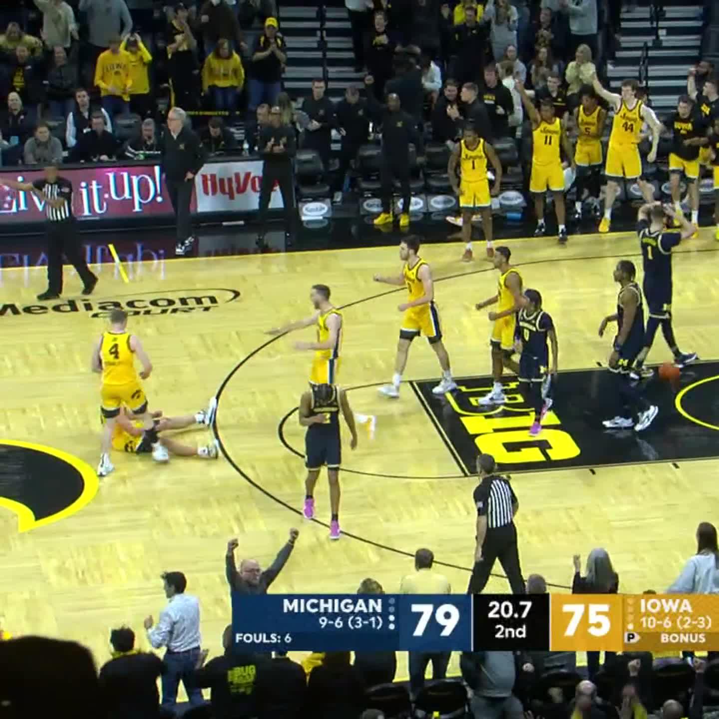 SportsCenter on Twitter "4POINT PLAY TO TIE IT WITH 20.7 REMAINING ‼️