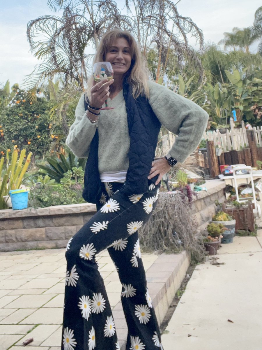 LaneBaima's tweet photo. @AlaneAdamsBooks @RiseUpFdn The Queen of Yes!! This jacket is amazing, and cold may be an understatement? ๐ฅถ๐ #yesuarywithAlane I said yes to planning an adventure! Weโll have a family cruise to Alaska this summer ๐ข & Iโm saying yes to this BIG glass of wine after an incredibly frustrating day ๐ ๐ฉ #grrr https://t.co/zAI48I3mPp