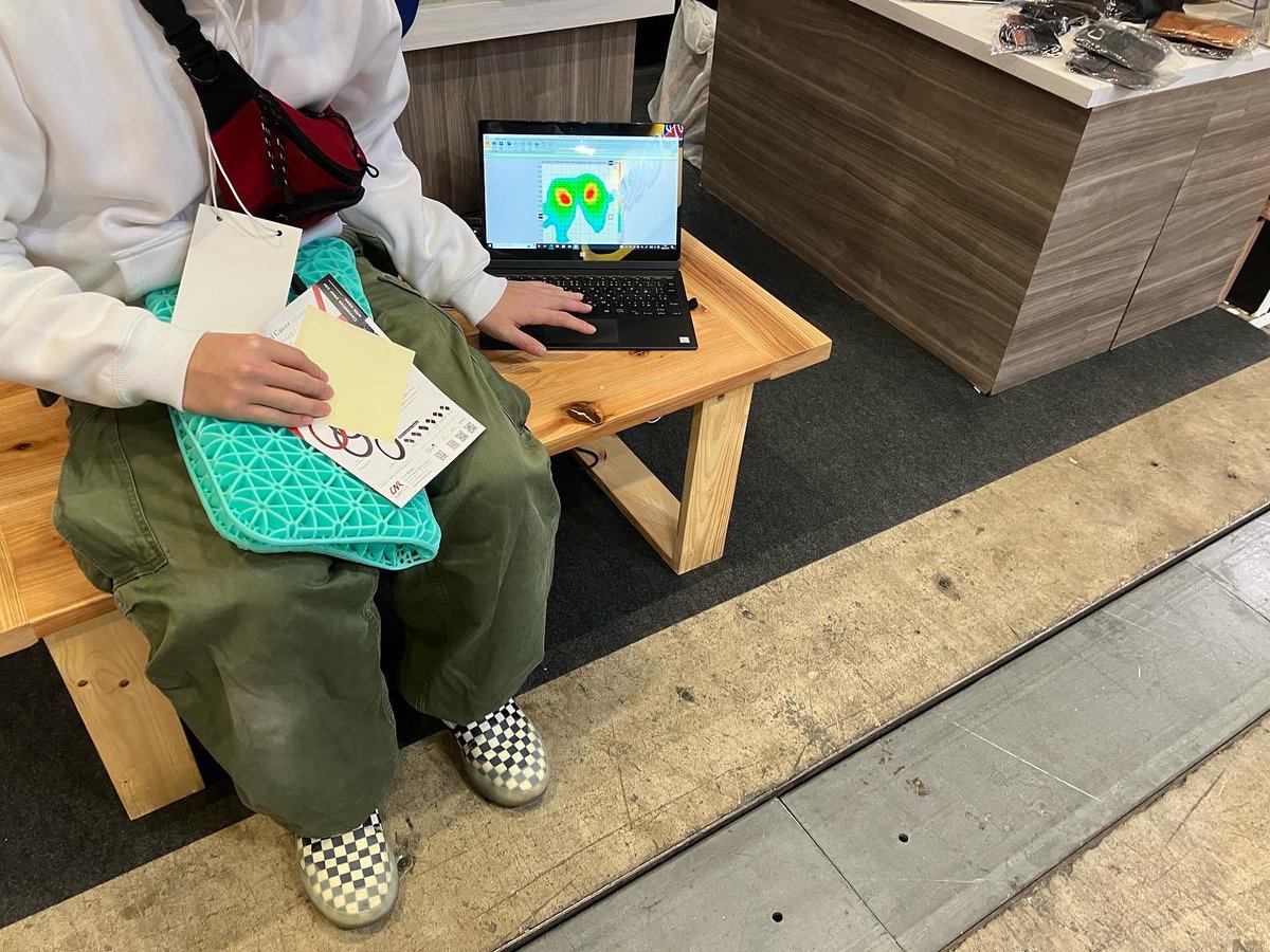 CARICH_official's tweet photo. 【東京オートサロン2023】
初の試みでゲルクッションで耐圧分散やってます。
是��座りに来ていただくのお待ちしております。
#東京オートサロン #tas2023 #千葉 #幕張メッセ #展示会 #座る #耐圧 #シート #お尻痛くない https://t.co/istsI4ivqp