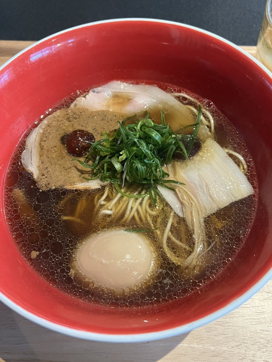 deechamat's tweet photo. Tsuta ร้านราเมนร้านแรกของโลกที่ได้รับรางวัลมิชลินสตาร์ 1 ดาว ครั้งแรกไปลองคนเดียว อร่อยซดหมดชามไม่เหลือซาก กลับมายังนอนฝันถึง ตื่นมาชวนน้องไปกินอีก ตอนนี้ก็ยังอยากกินอีก กินได้ไม่เบื่อ หอมทรัฟเฟิล ไม่เค็มไป ไม่มันไป อร่อยเว้ยยยยยย #ramen #tsuta #centralworld https://t.co/Qxkc9RyKgg