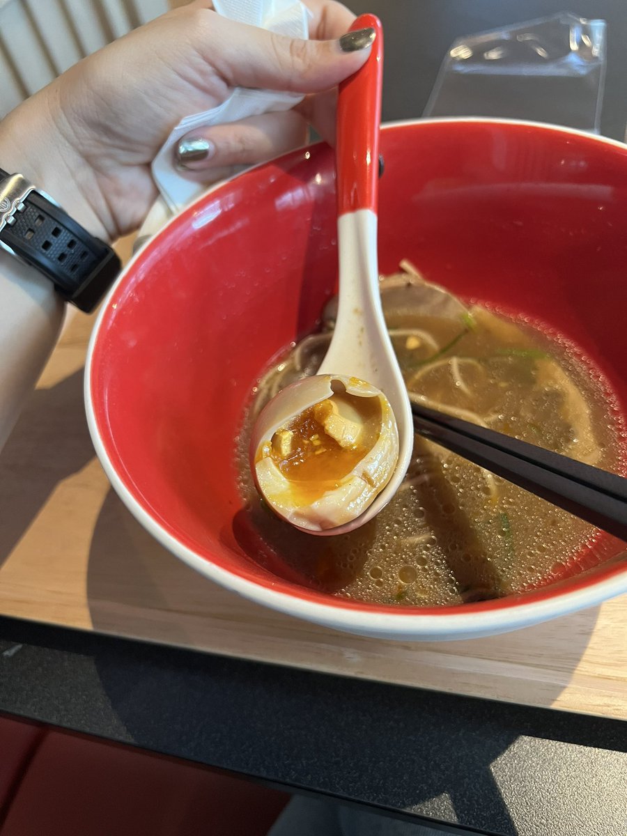 deechamat's tweet photo. Tsuta ร้านราเมนร้านแรกของโลกที่ได้รับรางวัลมิชลินสตาร์ 1 ดาว ครั้งแรกไปลองคนเดียว อร่อยซดหมดชามไม่เหลือซาก กลับมายังนอนฝันถึง ตื่นมาชวนน้องไปกินอีก ตอนนี้ก็ยังอยากกินอีก กินได้ไม่เบื่อ หอมทรัฟเฟิล ไม่เค็มไป ไม่มันไป อร่อยเว้ยยยยยย #ramen #tsuta #centralworld https://t.co/Qxkc9RyKgg