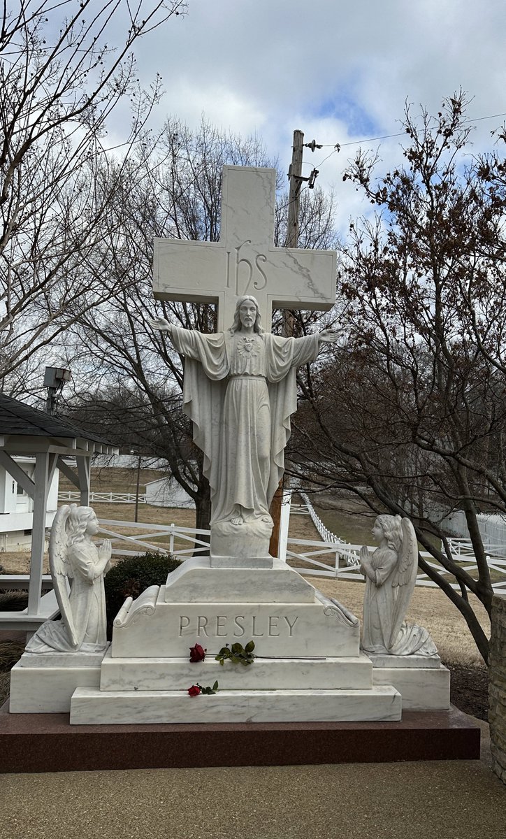 JenniferTilly's tweet photo. So sad about Lisa Marie Presley. Oddly I was just at Graceland yesterday and took this picture. The guide was telling us that sometimes she would have dinners in the dining room, and once she had a party for her friends in the plane named after her. Rip sweet soul.🕊️ https://t.co/KvHOmgt31F