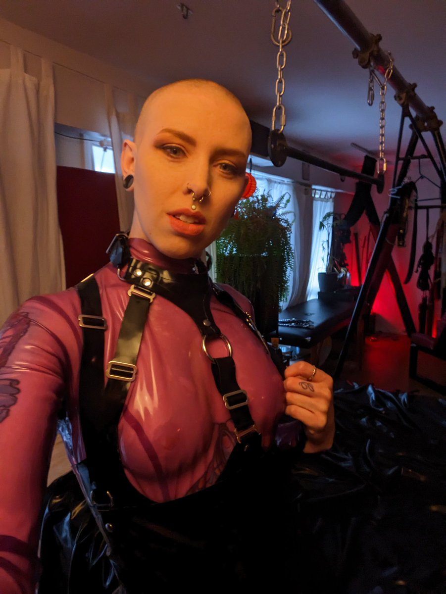gracelessgorgon's tweet photo. Join me in the dungeon https://t.co/6SStvQ3UpG