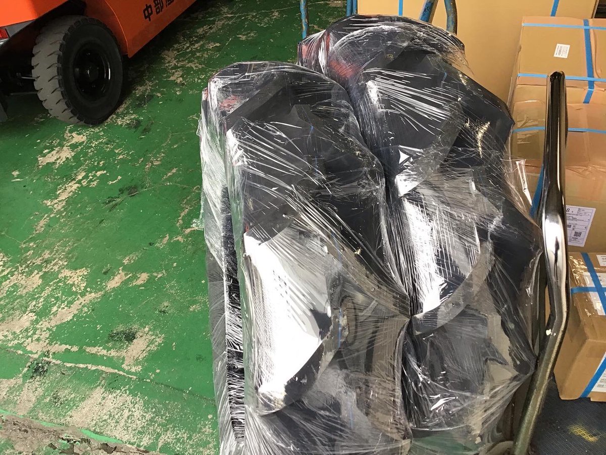 csk_syarin's tweet photo. ブリヂストン製トラクタータイヤ🚜
FSLM 9.5-22 6PR
前輪用タイヤになります🛞
このサイズが前輪ということは後輪はかなり大きいですね😧
　
BS FSLMトラクタータイヤ🚜
👉 https://t.co/aB3FRYC9lw
　
#fslm #ブリヂストン #トラクタータイヤ #トラクター #中部産業 #荷車用農機用タイヤ販売 https://t.co/8W2YzlwtXM