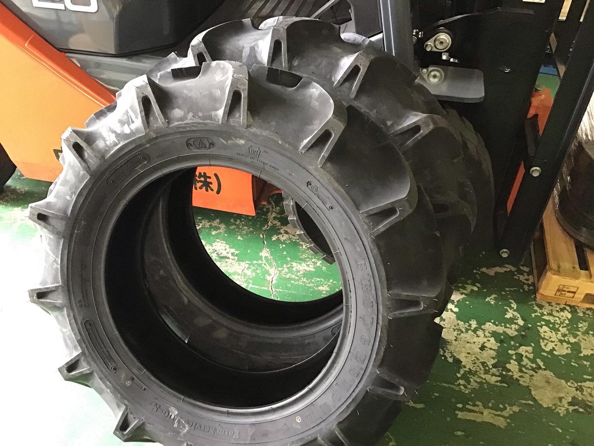 csk_syarin's tweet photo. ブリヂストン製トラクタータイヤ🚜
FSLM 9.5-22 6PR
前輪用タイヤになります🛞
このサイズが前輪ということは後輪はかなり大きいですね😧
　
BS FSLMトラクタータイヤ🚜
👉 https://t.co/aB3FRYC9lw
　
#fslm #ブリヂストン #トラクタータイヤ #トラクター #中部産業 #荷車用農機用タイヤ販売 https://t.co/8W2YzlwtXM