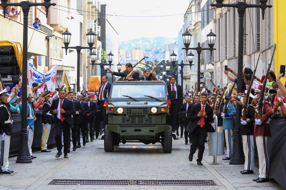 NicolasMaduro's tweet photo. Reitero mi agradecimiento a los hombres y mujeres que se desplegaron en las calles de nuestra bella Caracas, hoy #12Ene, para acompañarme y brindarme su respaldo. ¡No les fallaré! https://t.co/sMvH4pU1kU