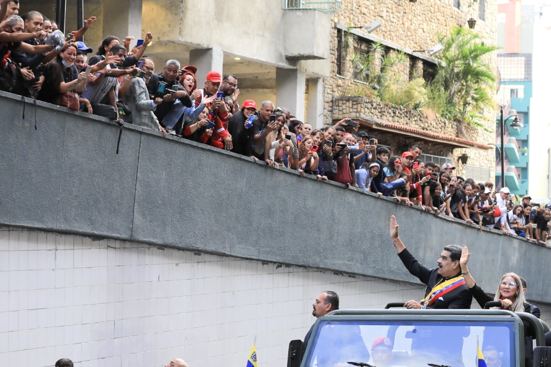 NicolasMaduro's tweet photo. Reitero mi agradecimiento a los hombres y mujeres que se desplegaron en las calles de nuestra bella Caracas, hoy #12Ene, para acompañarme y brindarme su respaldo. ¡No les fallaré! https://t.co/sMvH4pU1kU