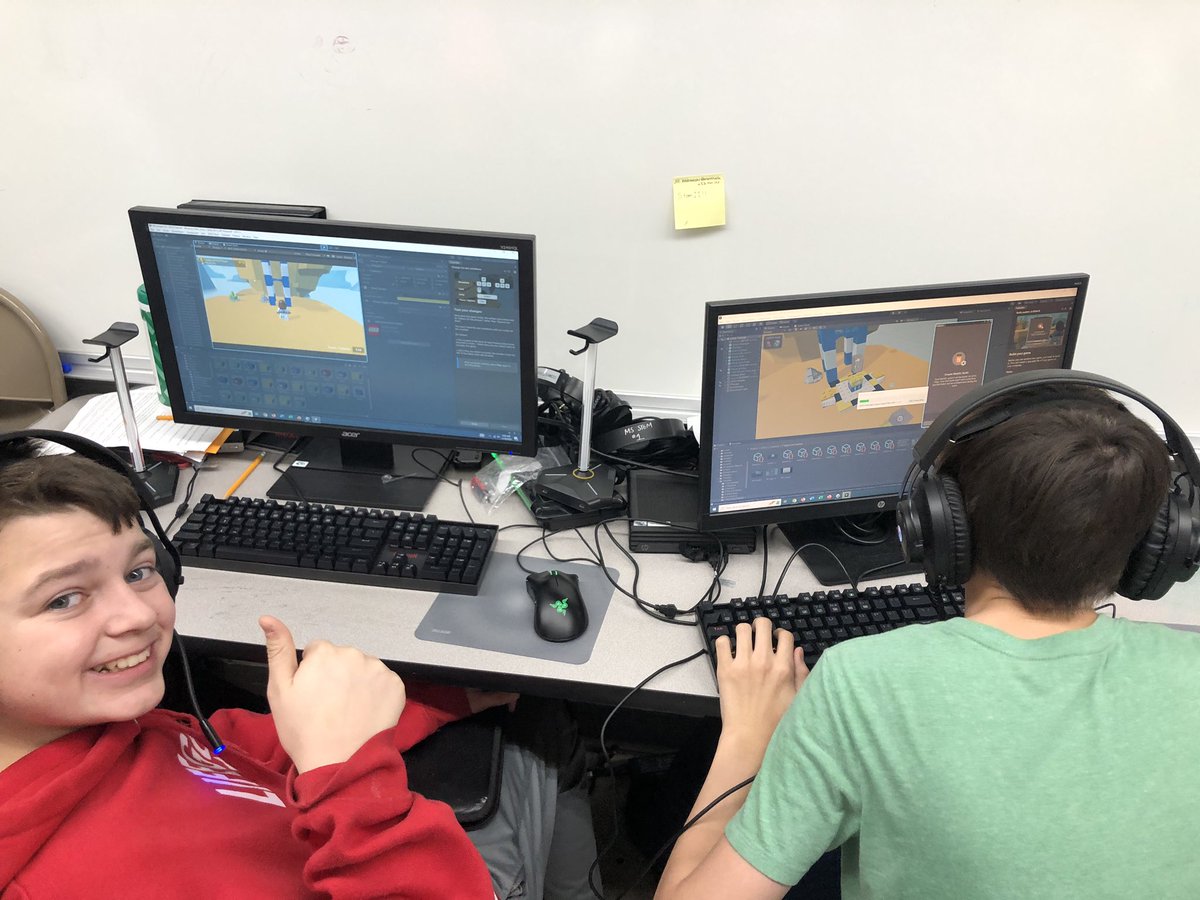 🖥️👾Students at the Computer Graphics and Game Development examine the evolution of computer graphics in the design and development of 2D and 3D games. #stem #stemlab #stemeducation #iteachmiddle #teachertwitter #teachersfollowteachers #education #montimagic @PaxPatLearning