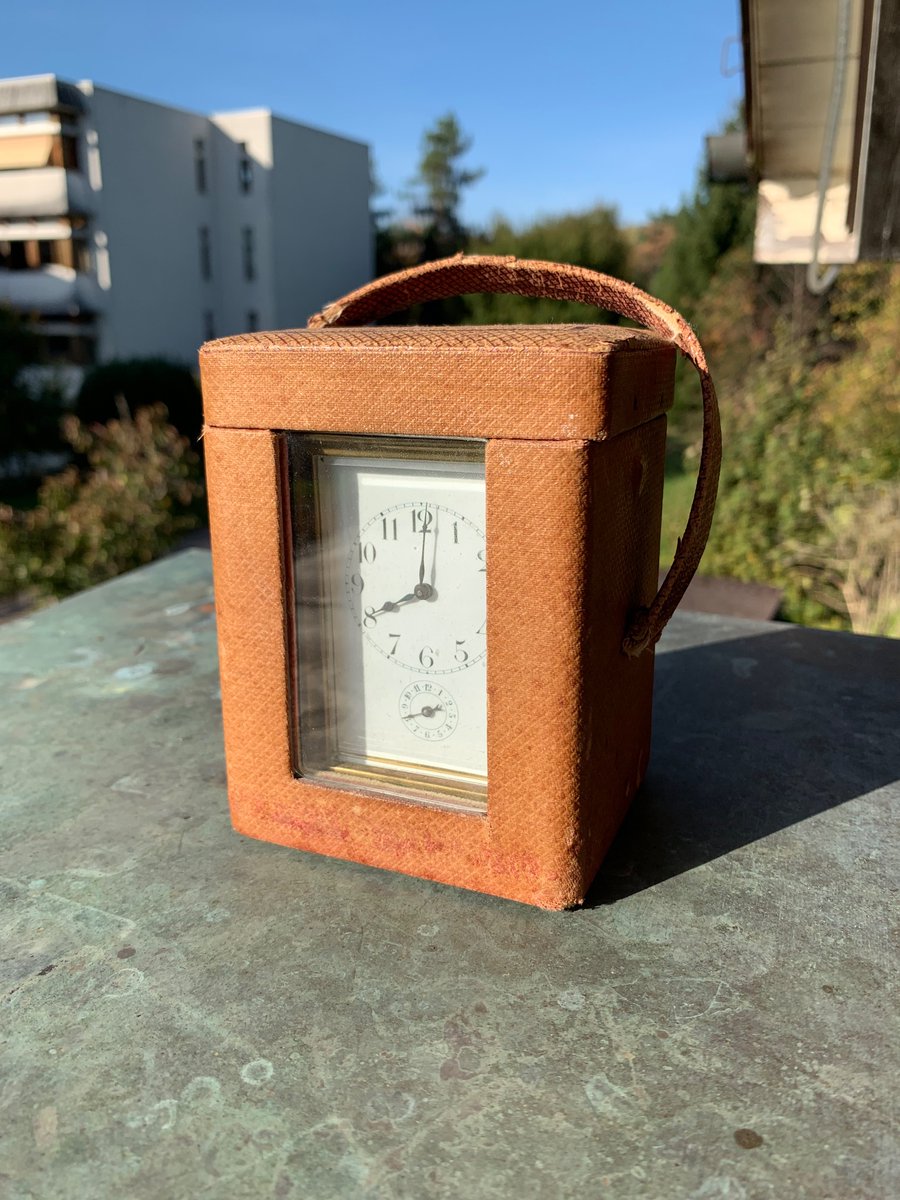 xDanthor's tweet photo. Bought this very old broken traveling alarm clock a while ago, I wanted to repair… It even comes with a lid to cover the front of the case why ever. And yes, the rest of this case was the same red once. https://t.co/r8yPGGdo0H